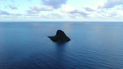 Aerial-Dolly-Forward-Towards-Chinamans-Hat-Island-In-Oahu,-Hawaii