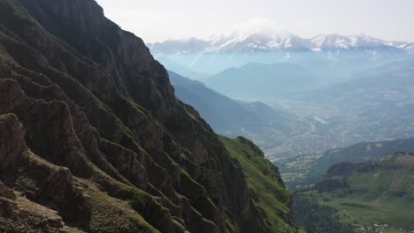 Vista-Espectacular-De-La-Ladera-De-Una-Montaña-Con-El-Mont-blanc-En-El-Fondo