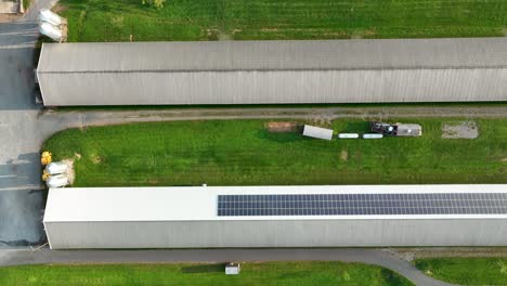 Hühnerstall-Geflügelstall-Mit-Sonnenkollektoren-Auf-Dem-Dach-Für-Grüne-Erneuerbare-Energie