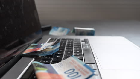 Seitenansicht-Eines-Laptops-Mit-Banknoten-Auf-Der-Tastatur,-Online-Geschäft-Bringt-Bargeld