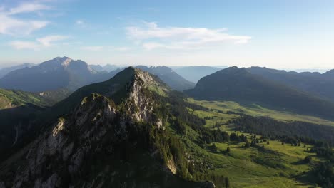 Berggipfel,-Umgeben-Von-Grünen-Wiesen-In-Den-Französischen-Alpen