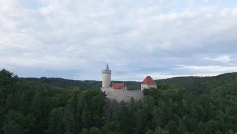 Luftaufnahme-Der-Burg,-Die-Hoch-über-Den-Dichten-Wäldern-Thront