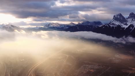 Canmore,-Alberta,-Cordillera-De-Las-Montañas-Rocosas-Canadienses,-Tiro-Aéreo-Del-Abejón-Del-Amanecer