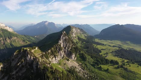 Grüne-Wiesen,-Umgeben-Von-Granitfelsen-In-Den-Französischen-Alpen