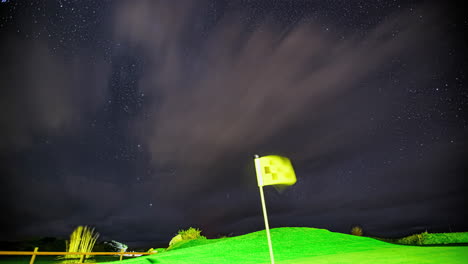 Hyperlapse-Von-Fliegenden-Wolken-Und-Sternen-Am-Nachthimmel-über-Dem-Golfplatz