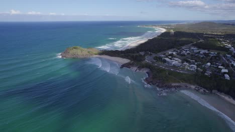 Malerische-Meerlandschaft-Und-Landspitze-In-Cabarita-Beach,-Nsw,-Australien---Luftaufnahme