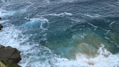 Die-Wellen-Des-Blauen-Kantabrischen-Meeres-Treffen-Auf-Den-Strand-Der-Isla-insel