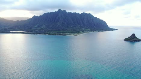 Descending-Aerial-Shot-Of-Chinamans-Hat-Island-In-Oahu,-Hawaii