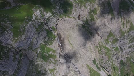 Luftaufnahme-Des-Atemberaubenden-Wasserfalls-Und-Der-Dramatischen-Klippen-In-Den-Französischen-Alpen