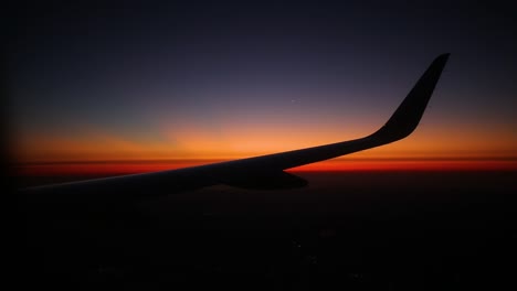 Flugzeugflügel-Mit-Sonnenaufgang-Im-Hintergrund-Und-Schönem-Himmel