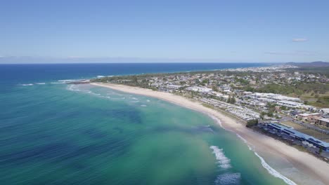 Ocean-Waves-Splashing-On-The-Sandy-Shore-Of-Kingscliff-In-The-Northern-Rivers-Region-Of-New-South-Wales,-Australia---aerial-shot