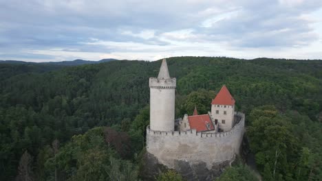 Flug-Einer-Drohnenkamera-Um-Den-Turm-Einer-Mittelalterlichen-Burg-Inmitten-Endloser-Wälder