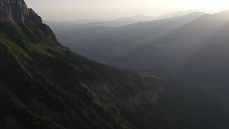 Filmischer-Blick-Auf-Sonnenstrahlen-Bei-Sonnenaufgang-In-Den-Bergen,-Französische-Alpen