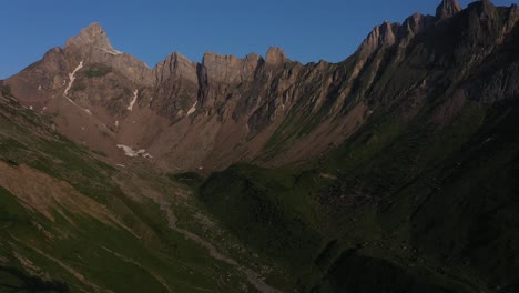 Atemberaubende-Felsklippen-Im-Herzen-Der-Alpen