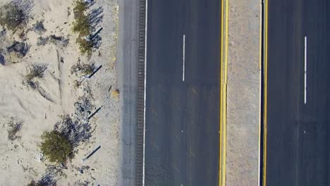 Cenit-Ansicht-Einer-Drohne,-Die-Einer-Autobahn-Folgt