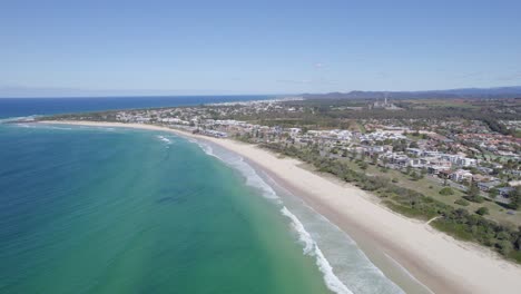 Panoramic-View-Over-Kingscliff-Coastal-Town-In-The-Northern-Rivers-Region-Of-New-South-Wales,-Australia---drone