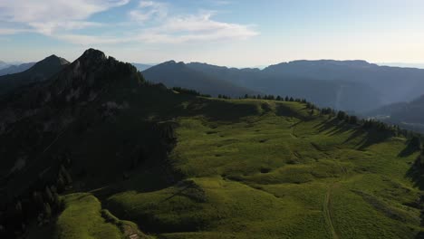 Impresionante-Meseta-De-Hierba-Verde-En-Los-Alpes