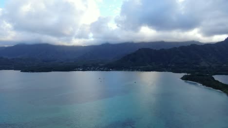 Absteigende-Luftaufnahme-Einer-Wunderschönen-Meeresbucht-In-Hawaii-Mit-Kleinen-Fischerbooten-Im-Hintergrund
