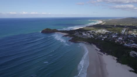 Aerial-View-Of-Norries-Headland-In-The-Scenic-Seascape-Of-Cabarita-Beach,-NSW,-Australia---drone-shot
