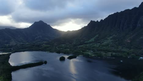 Ascending-Aerial-Shot-Of-Moliʻi-Loko-I'a,-Kane'ohe-Bay,-United-States-Of-America