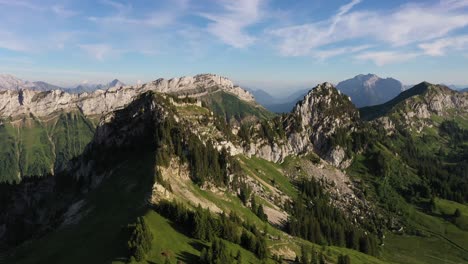 Hermosa-Vista-De-Las-Montañas-Verdes-En-Los-Alpes-Durante-Una-Tarde-Soleada