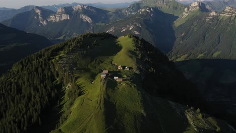 Dorf-Auf-Einem-Berg-In-Den-Alpen