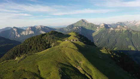 Kleines-Dorf-In-Den-Französischen-Alpen-Auf-Einem-Hügel