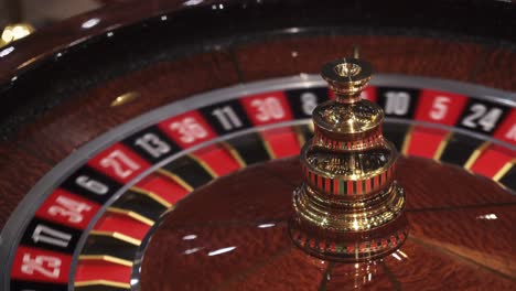 Drehender-Rouletteball,-Der-Auf-Zahlen-Im-Casino-Springt,-Nahaufnahme-Der-Glückszahl