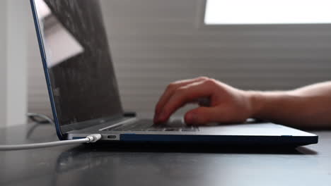 Ein-Benutzer-Eines-Elektronischen-Geräts-Tippt-Auf-Seiner-Laptop-Tastatur-Auf-Einem-Schreibtisch