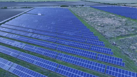 Saubere-Energieerzeugung-Im-Solarkraftwerk;-Racari,-Rumänien