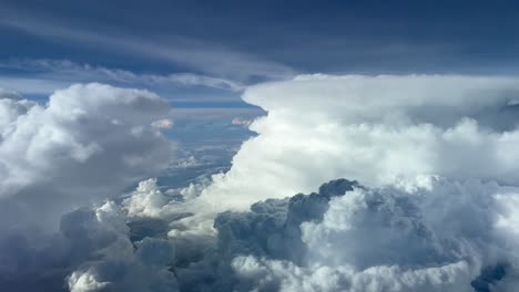 Erstaunliche-Luftaufnahme-Aus-Einem-Jet-Cockpit,-Während-Sie-In-12000-Metern-Höhe-über-Einen-Riesigen-Cumuloninmus-Fliegen