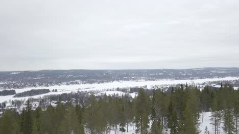 Vistas-Invernales-Desde-La-Colina-Ounasvaara-En-Rovaniemi-Hasta-El-Río-Kemijoki-Cubierto-De-Hielo