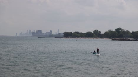 Paddle-boarders-in-Lake-Michigan-in-Evanston,-Illinois