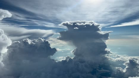 Erstaunliche-Luftaufnahme-Aus-Dem-Cockpit-Eines-Jets,-Der-Zwischen-Riesigen-Cumulonimbus-Wolken-Fliegt