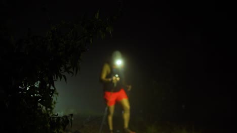 Solo-trail-runner-at-night