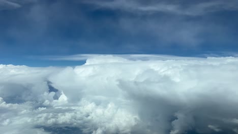 Erstaunliche-Luftaufnahme-Aus-Einem-Jet-Cockpit-Des-Oberen-Teils-Eines-Riesigen-Cumuloninbus-In-Einem-Turbulenten-Himmel