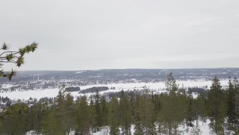 Tomas-Aéreas-Cinematográficas-Vistas-Invernales-Desde-La-Colina-Ounasvaara-En-Rovaniemi,-Laponia-Finlandesa
