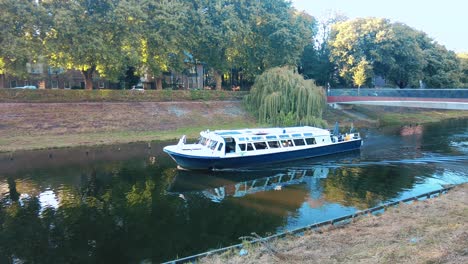 Barco-Navega-Por-El-Canal-Del-Mosa-En-El-Centro-De-Den-Bosch-Países-Bajos