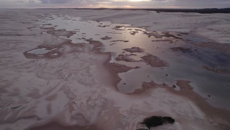 Süßwasserlagunen-Auf-Stockton-Sanddünen-Bei-Sonnenaufgang-In-New-South-Wales,-Australien