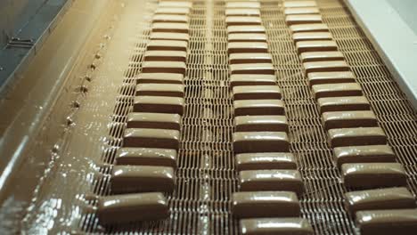 Línea-De-Producción-Automatizada-De-Horneado-De-Obleas-De-Chocolate-En-Una-Fábrica-De-Confitería