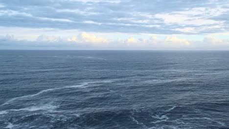 Panoramaaufnahme-Des-Blauen-Kantabrischen-Meeres,-Das-An-Einem-Bewölkten-Tag-In-Eine-Richtung-Fließt