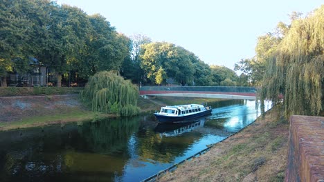 Boot-Fährt-Unter-Brücke-Durch-Den-Maaskanal-Im-Zentrum-Von-Den-Bosch