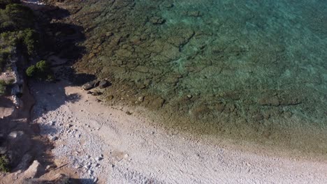 Vista-Aérea-De-La-Hermosa-Playa-En-Croacia