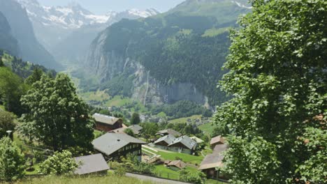 Schönes-Dorf-Im-Alpental-Von-Oben-Geschossen