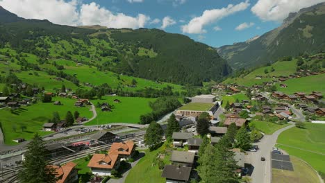 Vista-Aérea-Sobre-Grindelwald-Grund-En-Suiza