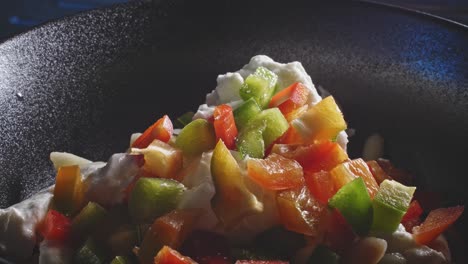 Gehackte-Frische-Paprika-Mit-Mayonnaise-Und-Käsedressing,-Gewürzt-Mit-Salz-Und-Pfeffer
