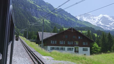 Paseo-Panorámico-En-Tren-En-El-Valle-De-La-Montaña-De-Los-Alpes-Desde-La-Ventana-Con-Vista-A-Los-Alpes,-Lauterbrunnen-Suiza