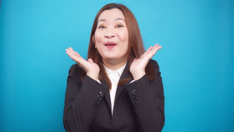 Schöne-Asiatische-Geschäftsfrau,-Die-Auf-Blauem-Hintergrund-überrascht-Aussieht