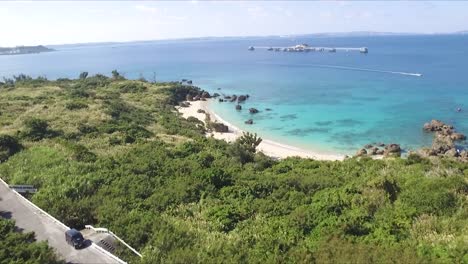 Vista-De-Pájaro-De-La-Playa-En-Okinawa-Japón