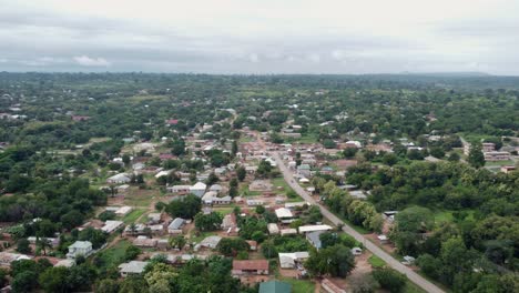 Umlaufende-Luftaufnahme-Des-Dorfes-Donkorkrom-In-Ghana-Westafrika